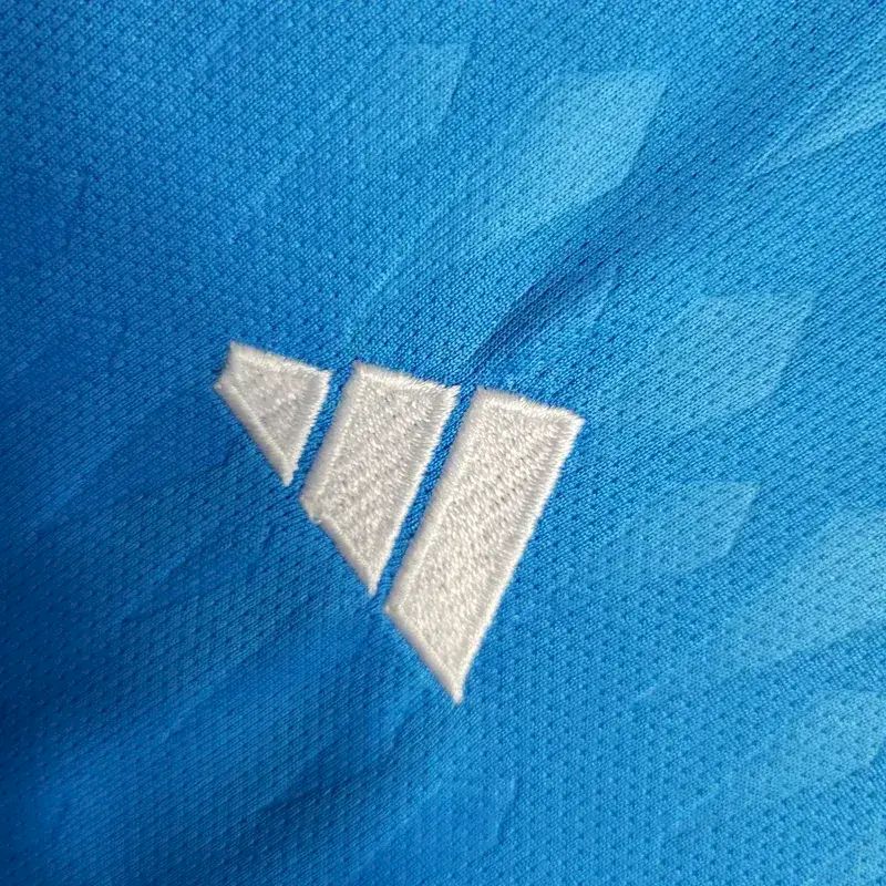 Kit de goleiro infantil azul do Real Madrid 2023/24