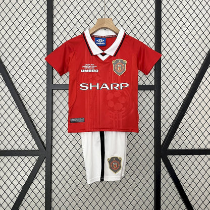 Camisa e shorts retrô infantil Manchester United 1999/00