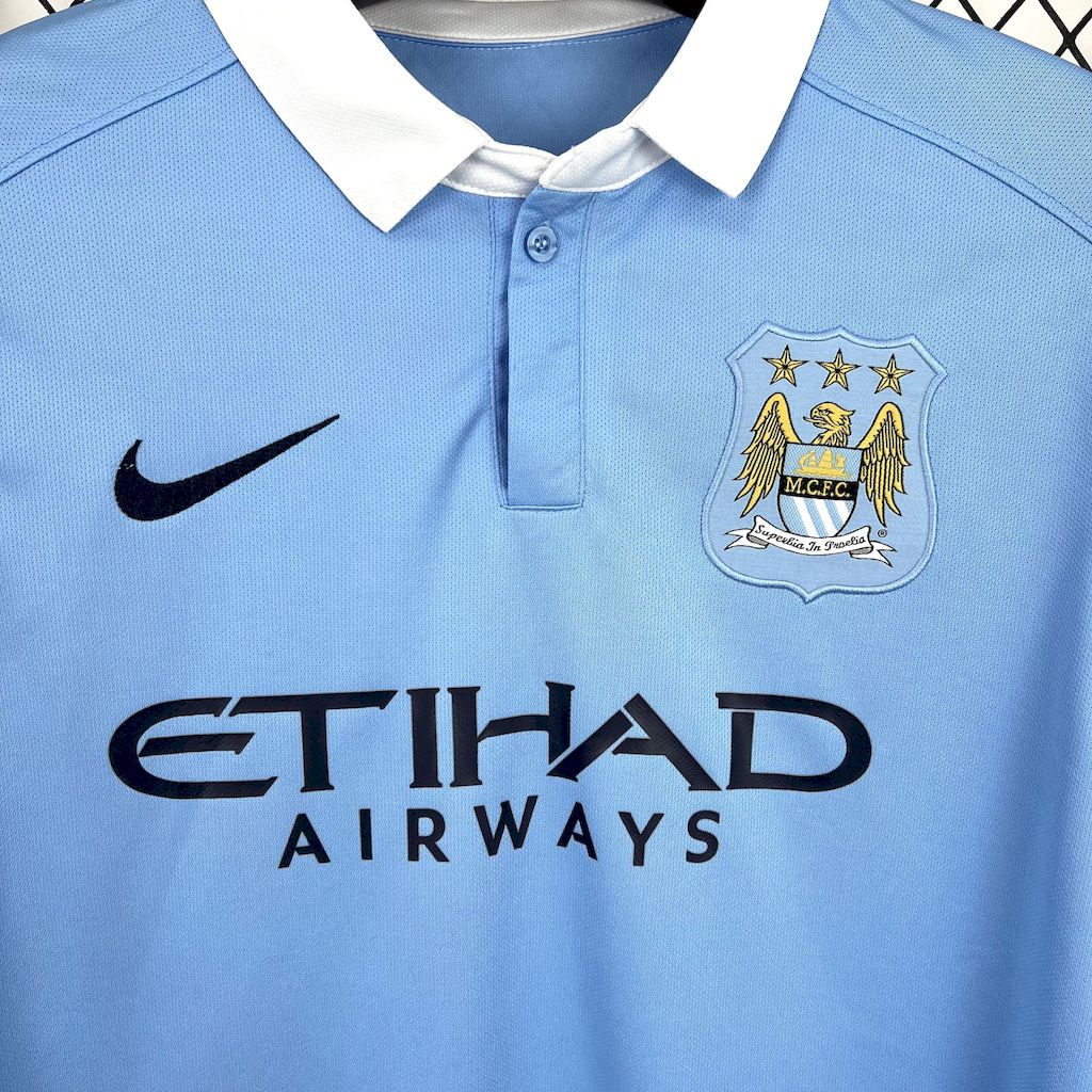 Camisa retrô titular do Manchester City 2015/16