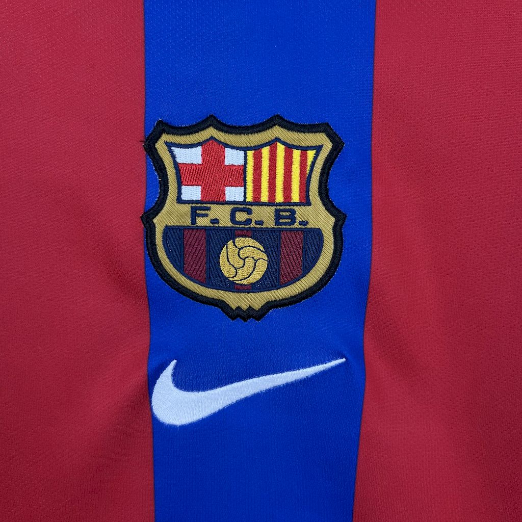 Camisa retrô titular do Barcelona 2001/02