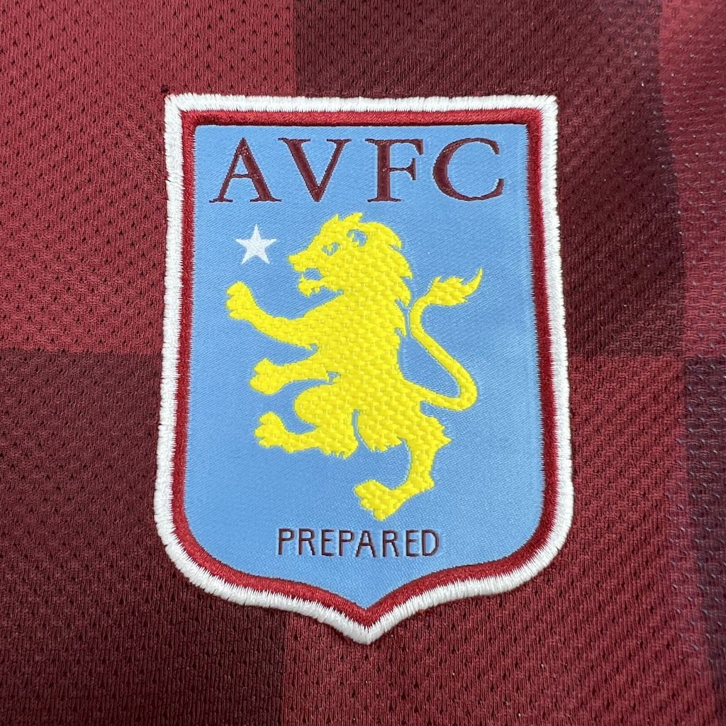 Camisa retrô do Aston Villa 2011/12