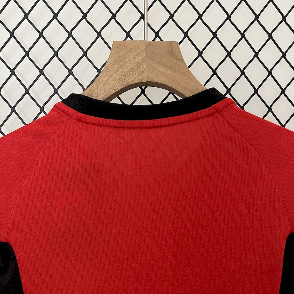Camisa e shorts retrô infantil Manchester United 2002/04