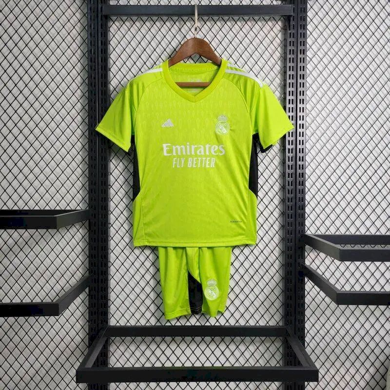 Kit de goleiro infantil verde do Real Madrid 2023/24