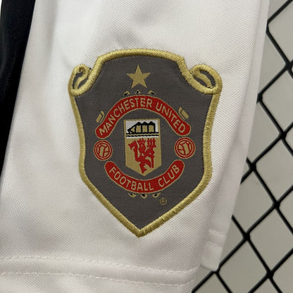 Camisa e shorts retrô infantil Manchester United 1999/00