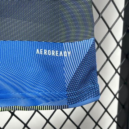 Kit infantil de treino pré-jogo do Real Madrid 2025/26