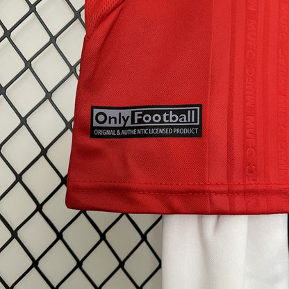 Camisa e shorts retrô infantil Manchester United 1999/00