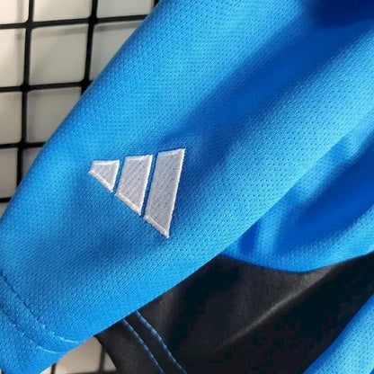 Kit de goleiro infantil azul do Real Madrid 2023/24