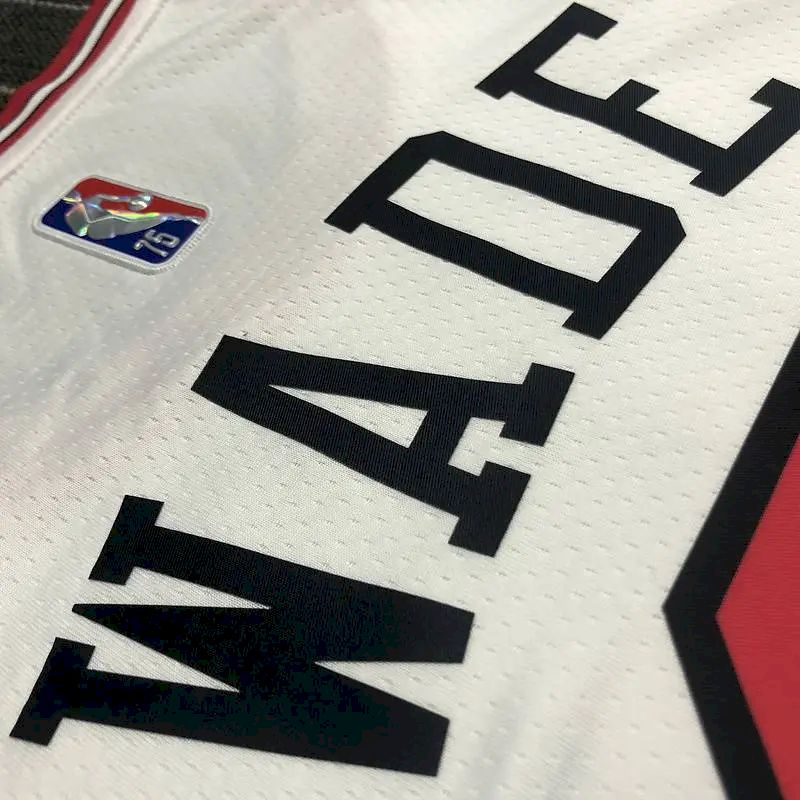 Camisa masculina Dwyane Wade branca da equipe – Edição de 75º aniversário