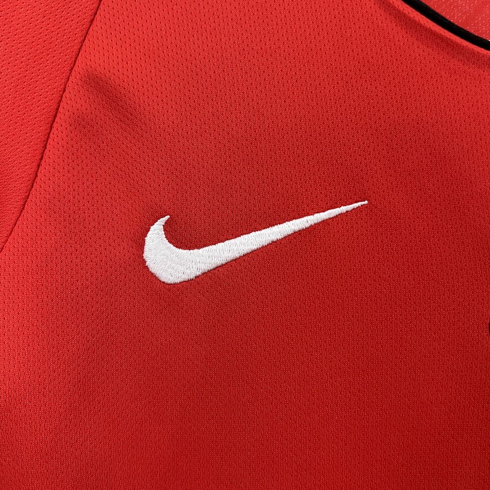 Camisa e shorts retrô infantil Manchester United 2004/06