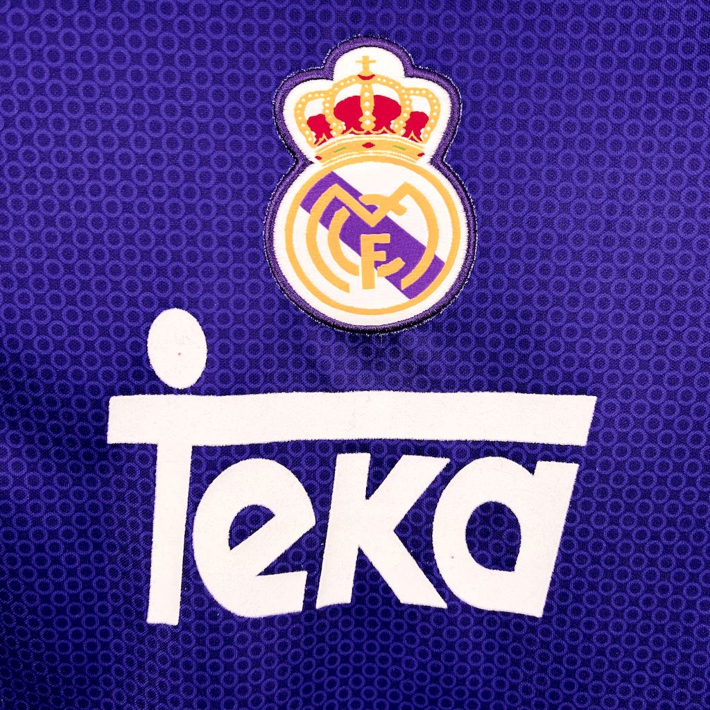 Camisa reserva retrô do Real Madrid 1997/98