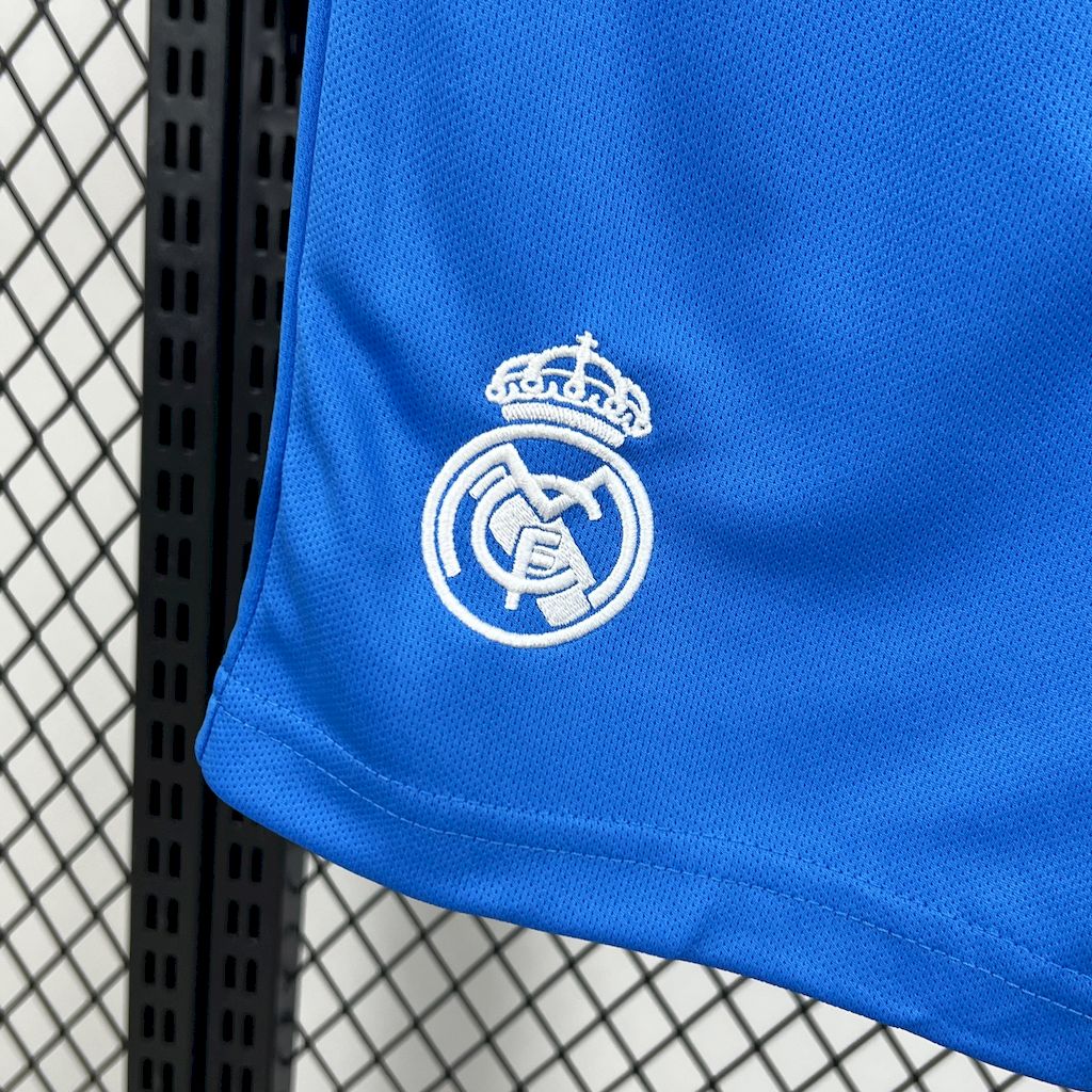 Kit infantil de treino pré-jogo do Real Madrid 2025/26