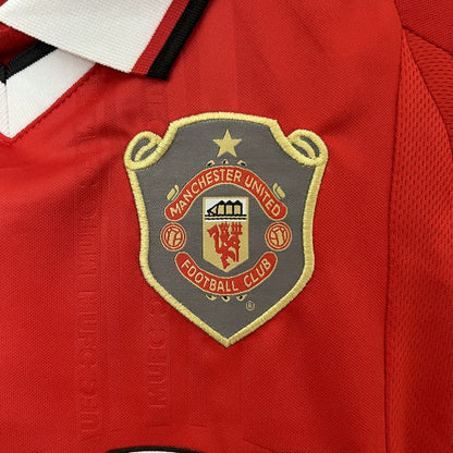 Camisa e shorts retrô infantil Manchester United 1999/00