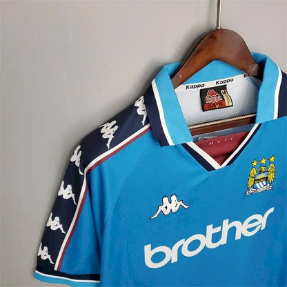 Camisa retrô titular do Manchester City 1997/99