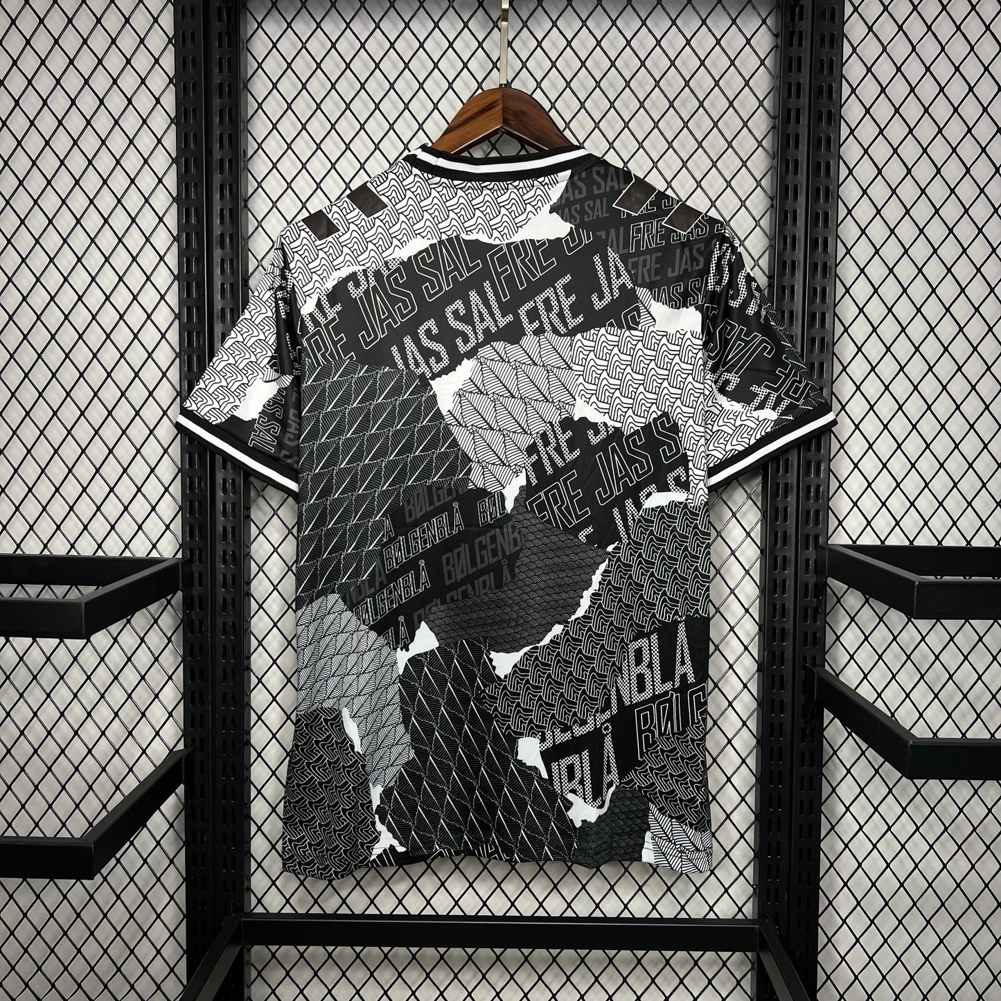 Camisa de treino pré-jogo da Dinamarca para a Eurocopa 2024/25