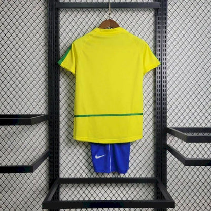 Camisa e shorts retrô infantil Brasil 2002