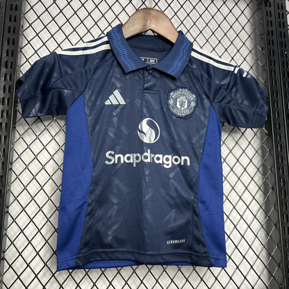 Kit reserva infantil do Manchester United 2024/25