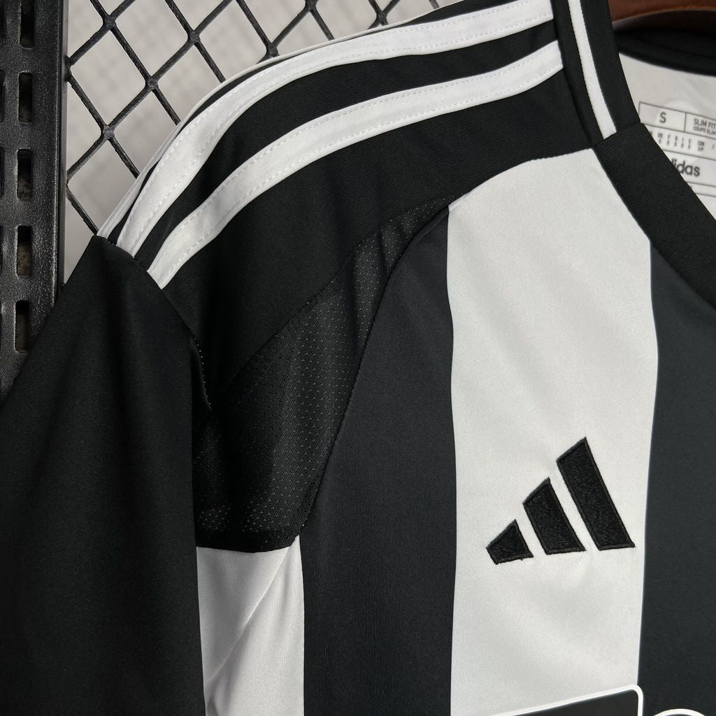 Camisa titular do Newcastle United 2024/25