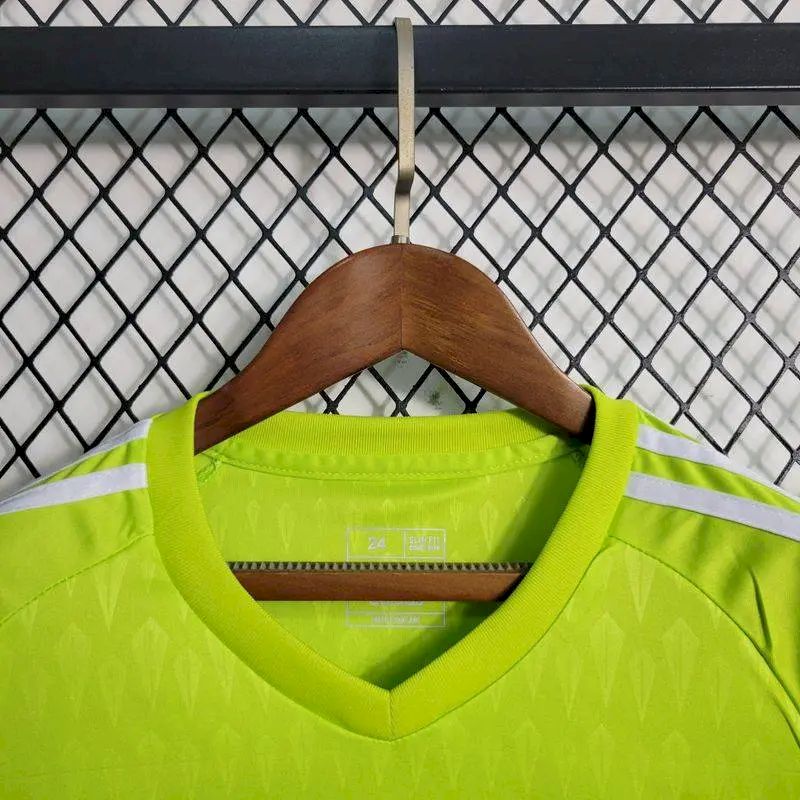 Kit de goleiro infantil verde do Real Madrid 2023/24