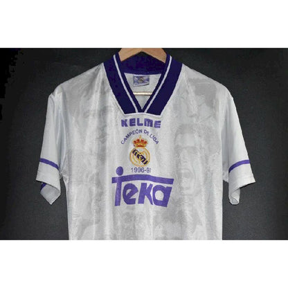 Camisa retrô dos campeões do Real Madrid 1996/97