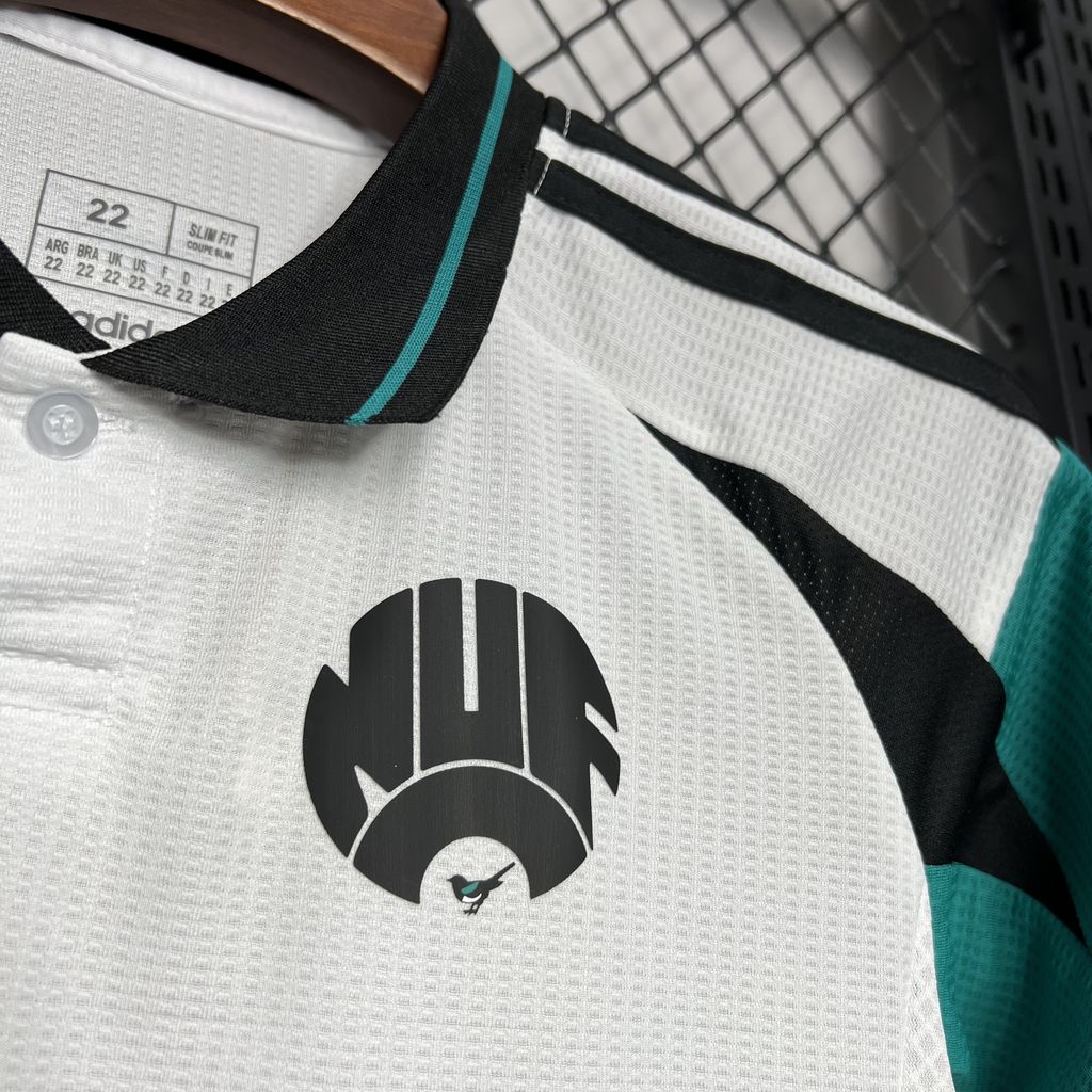 Terceiro uniforme infantil do Newcastle United 2024/25