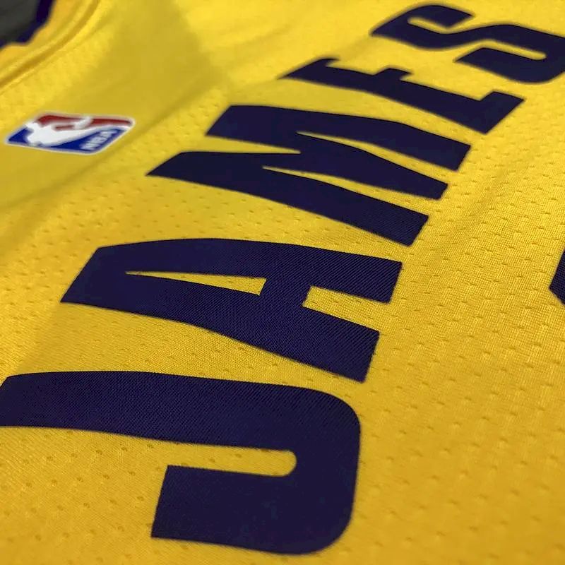 Camisa LeBron James Masculina 2020-21 Amarela Versão Jogador – Edição Clássica Retrô