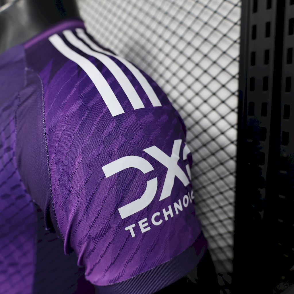 Camisa Manchester United 2025/26 Edição Especial Roxa Versão Jogador