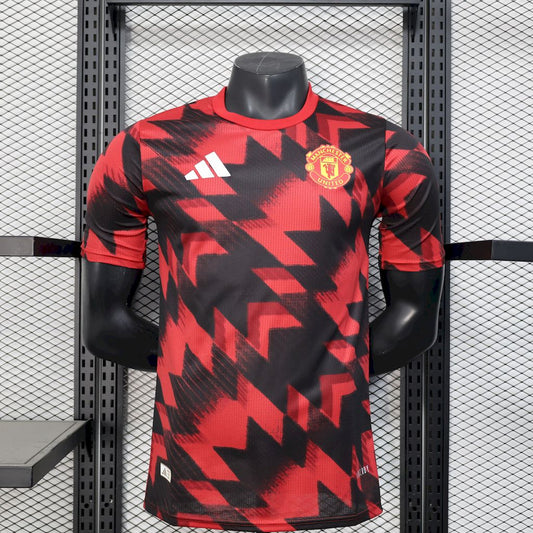 Camisa vermelha e preta do Manchester United para treino pré-jogo 2025/26, versão jogador