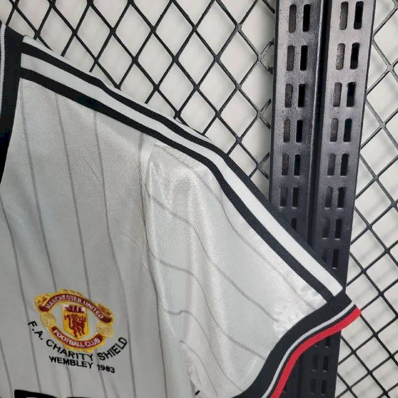 Camisa retrô reserva do Manchester United 1983/84