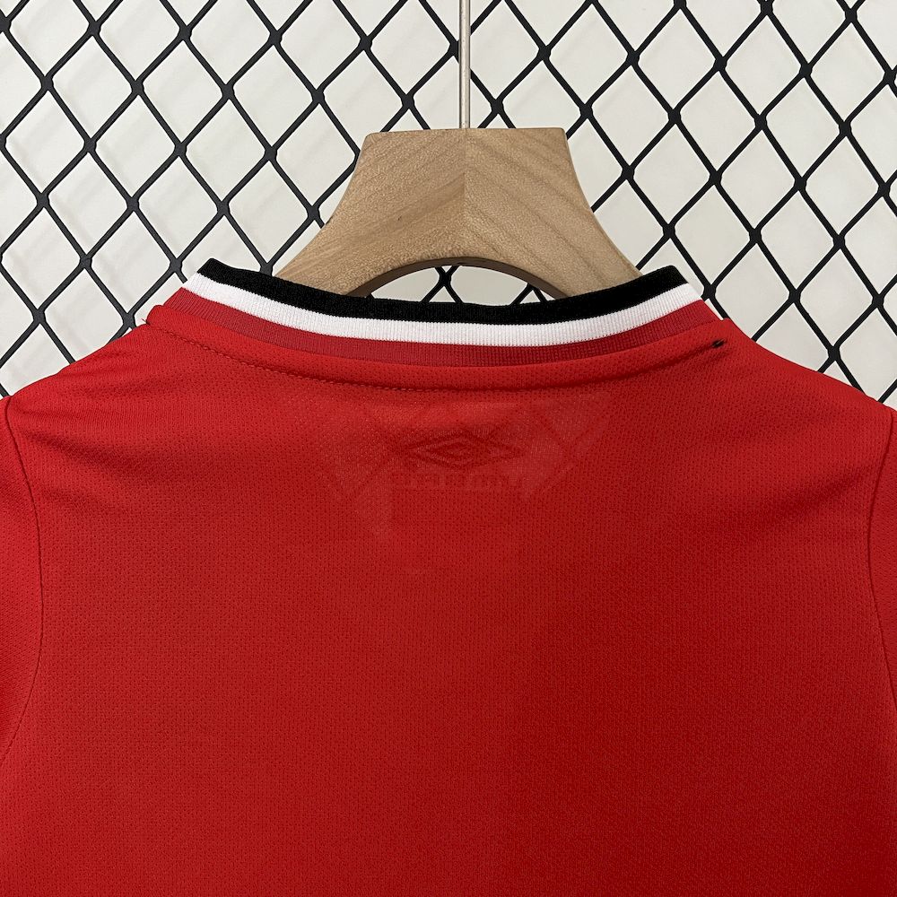 Camisa e shorts retrô infantil Manchester United 2000/02