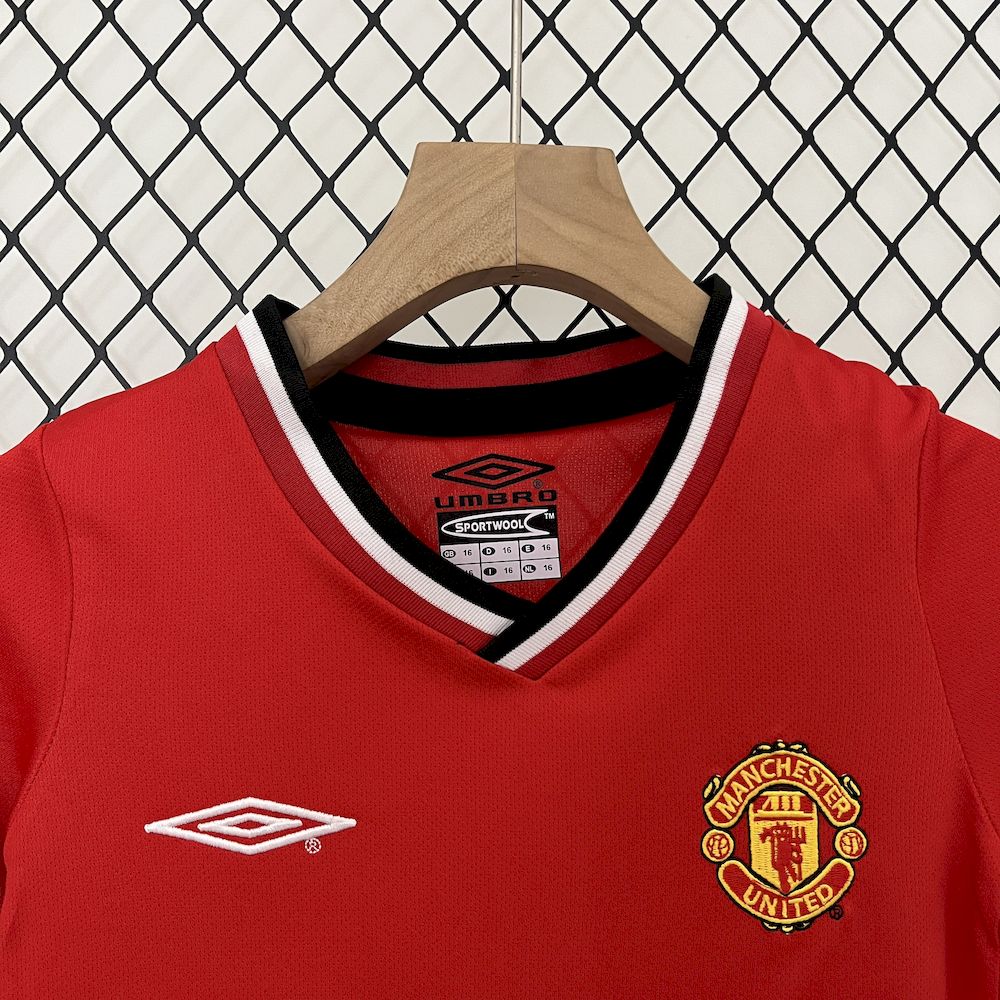 Camisa e shorts retrô infantil Manchester United 2000/02