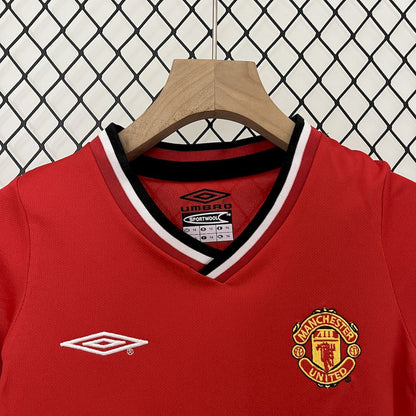 Camisa e shorts retrô infantil Manchester United 2000/02