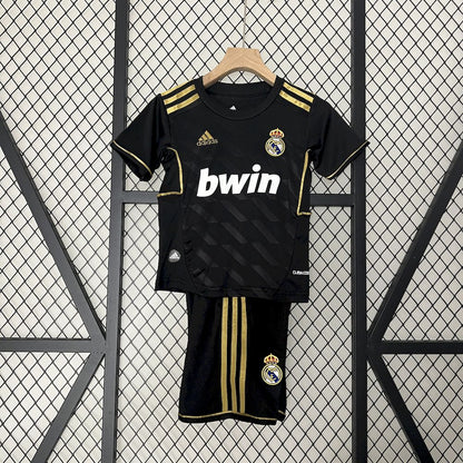Camisa e shorts retrô infantil do Real Madrid 2011/12