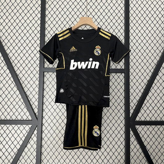 Camisa e shorts retrô infantil do Real Madrid 2011/12